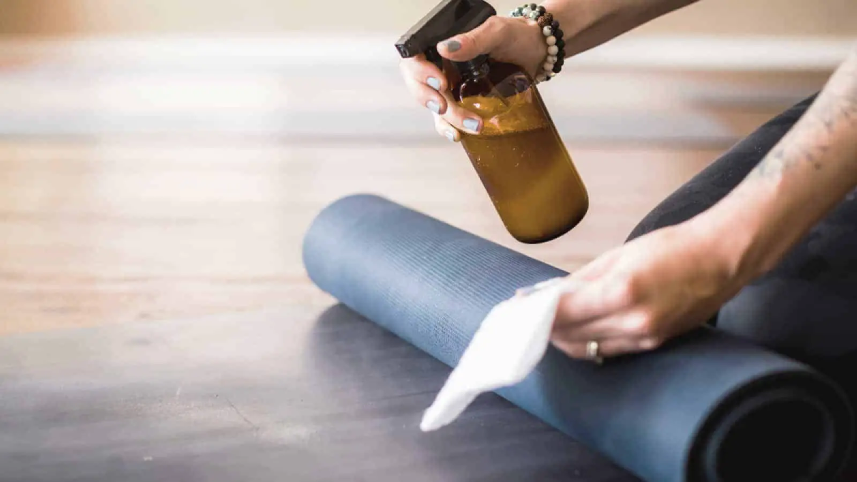 cách làm sạch thảm tập yoga